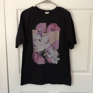 black over sized t shirt with flower prints.
